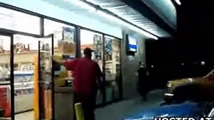 7-11 Employee Fights Crackhead Bum In Store