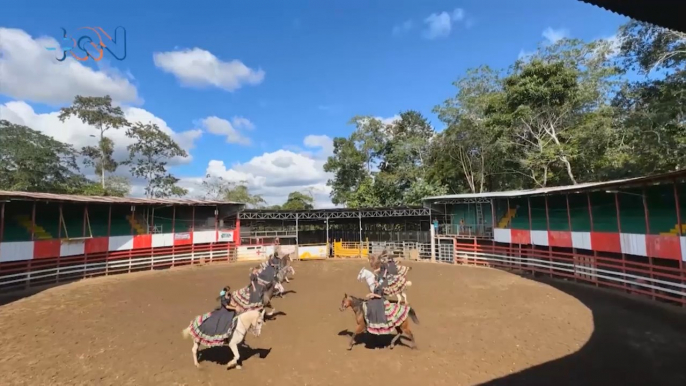 Las Escaramuzas Veracruzanas le ponen sabor sobre los lomos de los caballos  qn-Las Escaramuzas Veracruzanas le ponen sabor sobre los lomos de los caballos-140324