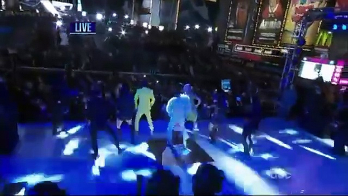 PSY  MC Hammer performing Gangnam Style during Rockin Eve 13