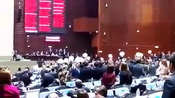 Diputados del PRD y Morena levantan globos enumerando a los 43 Normalistas desaparecidos de #Ayotzinapa