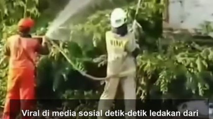 Detik-detik ledakan bengkel saat memadamkan api