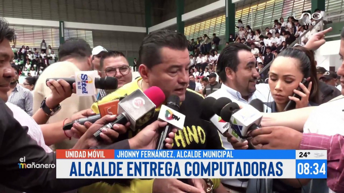 Alcalde entrega computadoras