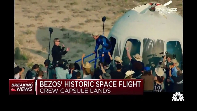 El fundador de Amazon, Jeff Bezos, regresa a la Tierra tras el exitoso lanzamiento espacial de Blue Origin