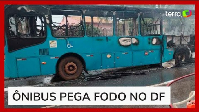 Ônibus com 47 passageiros pega fogo e fica destruído no DF