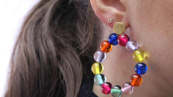 DIY boucles d’oreilles avec des perles colorées