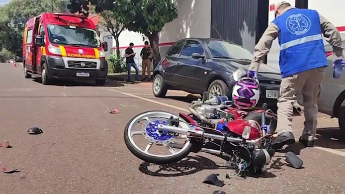 Motociclista é socorrido pelo Siate após colisão traseira na Rua Paraná