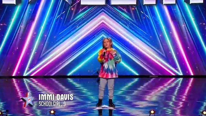 BGT 2022 - Immi Davis, de 9 años, hechiza a los jueces | Audiciones |