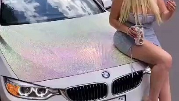 #Viral: chica mostró cómo coloca piedra a piedra, adornando su lujoso auto #BMW j