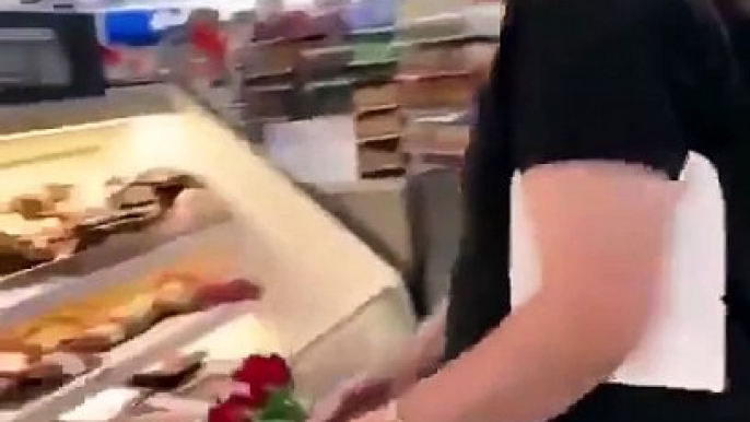 Veganos realizan funeral a carne del supermercado