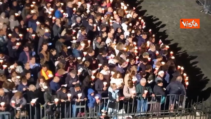 Tanti fedeli al Colosseo per la via crucis Papa Francesco non partecipa per preservare la sua salute