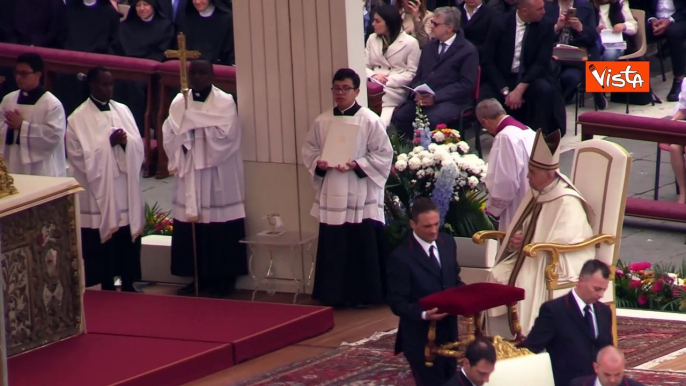 La Messa di Pasqua in piazza San Pietro con Papa Francesco