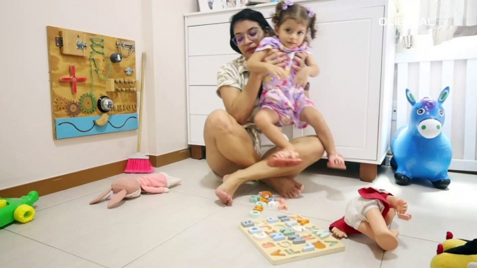 Mãe que fala o "maternês" com a filha de dois anos percebe avanços na fala da bebê