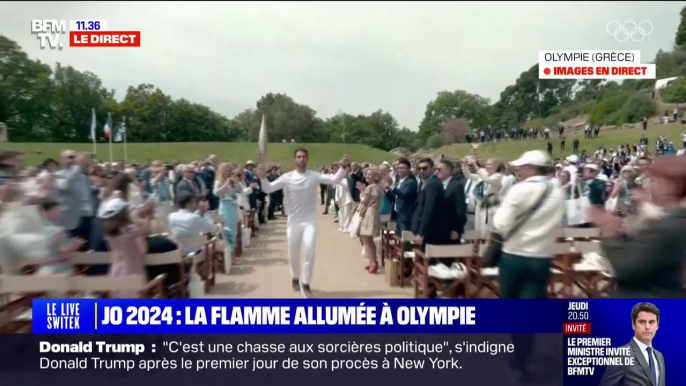 Le premier relayeur de la flamme olympique, Stefanos Ntouskos vient de partir d'Olympie