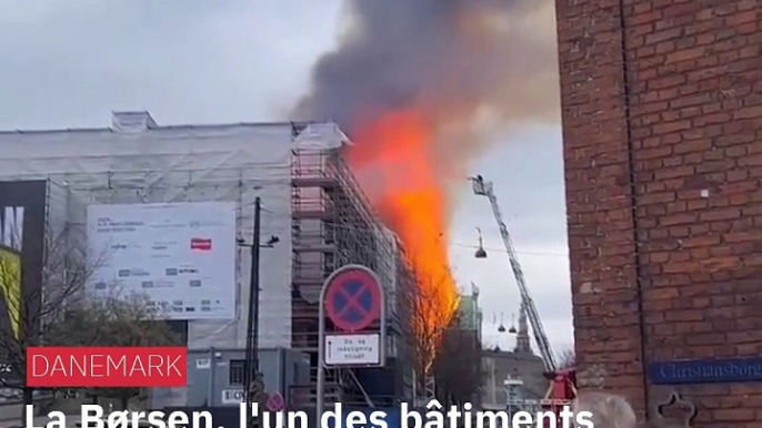 La Børsen, l'un des bâtiments historiques emblématiques de Copenhague datant du 17ème siècle, est ravagée par les flammes. Sa flèche, mesurant 56 mètres de haut, s'est effondrée.