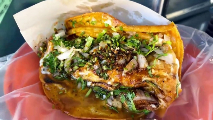 "Una Mordida Tacos Tijuana": Tacos de Birria El Paisa