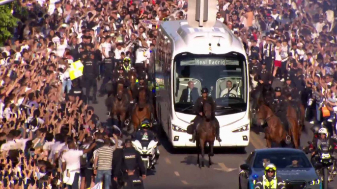 Llegada del autobús del Real Madrid al Santiago Bernabéu antes del Real Madrid - FC Barcelona