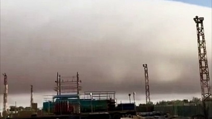 Una impresionante nube rodillo  aparece en los cielos de Mukhaizna, Omán.