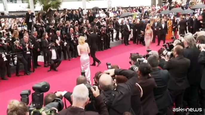 Cannes, Cate Blanchett sfoggia abito con colori bandiera palestinese