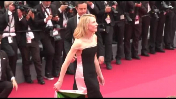 Cannes, Cate Blanchett sfoggia abito con colori bandiera palestinese