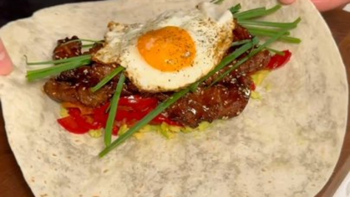 WRAP BAVETTE LAQUÉ ❤️‍#tacos #wrap #bavette #viande #laque #egg #oeuf #vegetables #pepper #tortilla #meat #cuisine #recette #recipe #food #gourmand