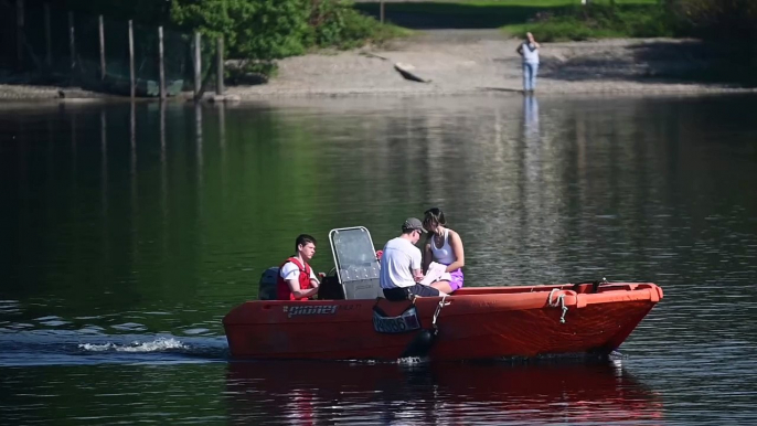 Scottish Weather - Visitors take to the water at Luss, Loch Lomond