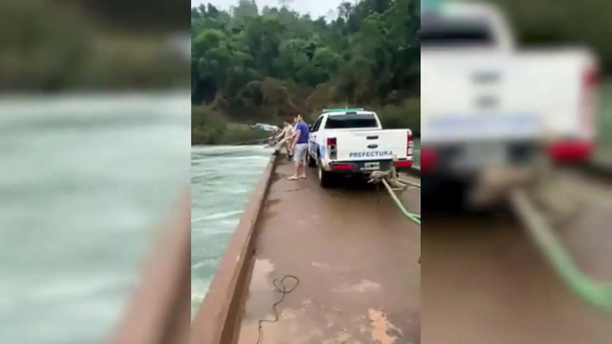 Il pick-up esce fuori strada e precipita in un torrente: il video del salvataggio di una coppia di anziani in Argentina