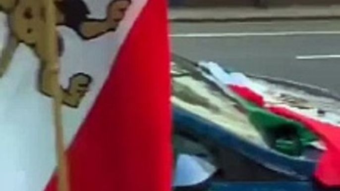 В Лондоне иранские оппозиционеры исполнили песню «Вертолет» напротив иранского посольства