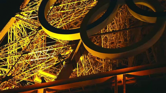 Installation des anneaux olympiques sur la Tour Eiffel