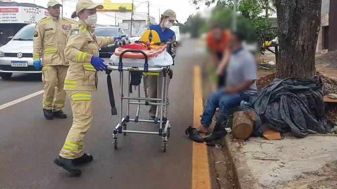 Motociclista é socorrido pelo Siate após acidente na Rua Presidente Kennedy