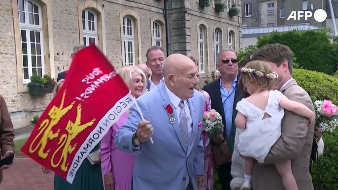 Normandie: un vétéran américain centenaire et sa fiancée se sont dit "oui"