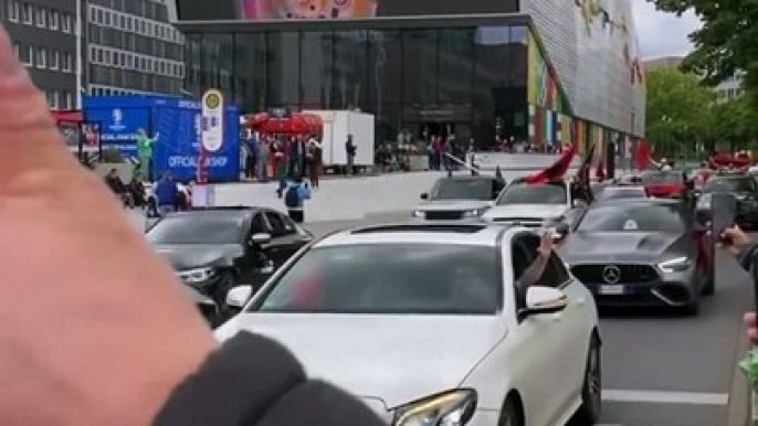 ¡BIEN EQUIPADOS!  Así llegó la afición de Albania a Dortmund para ver el partido de sus selección en el Signal Iduna Park