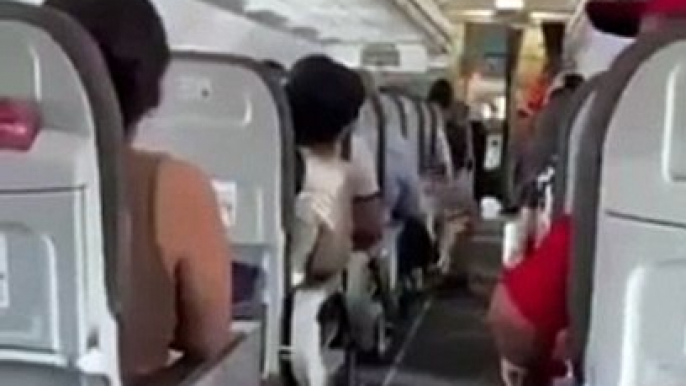 10-year-old refuses to buckle seatbelt, causing flight takeoff delay