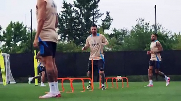 La selección argentina de fútbol entrenó en Nueva Jersey hacia el partido contra Chile en la Copa América