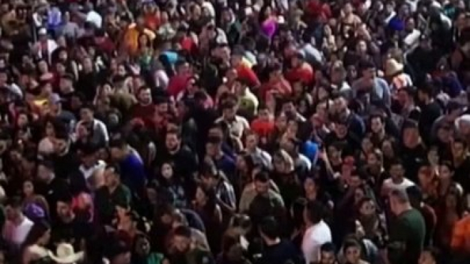 Cantora paralisa show em festa de São João após 'peido' afastar parte do público da frente do palco