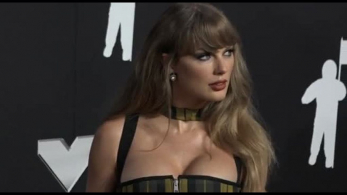 Taylor Swift, Katy Perry e Lenny Kravitz sul red carpet Mtv VM Awards