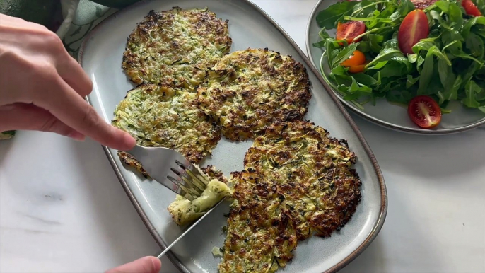 Tortitas supercrujientes de calabacín y parmesano