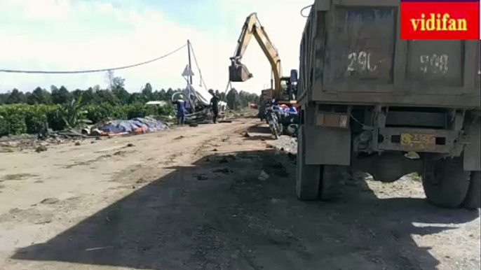 excavator pulling big electric wire rope