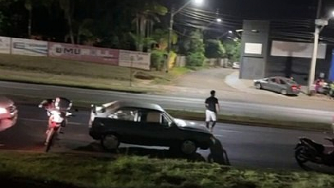 Condutor é socorrido após carro sair da pista e capotar na curva perto da Guarda Mirim