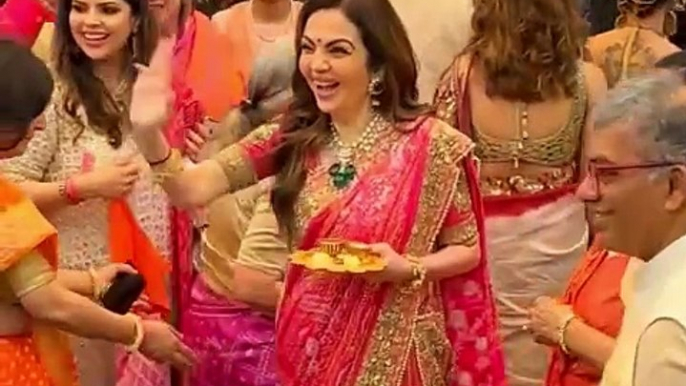 The Ambani Family comes together at Antilla for the special Mameru ceremony. Nita Ambani welcomes everyone by traditional style. #Antilla. #mukeshambani #nitaambani #MameruCeremony #anantambani #radhikamerchant #AnantRadhikaWedding #ambaniwedding