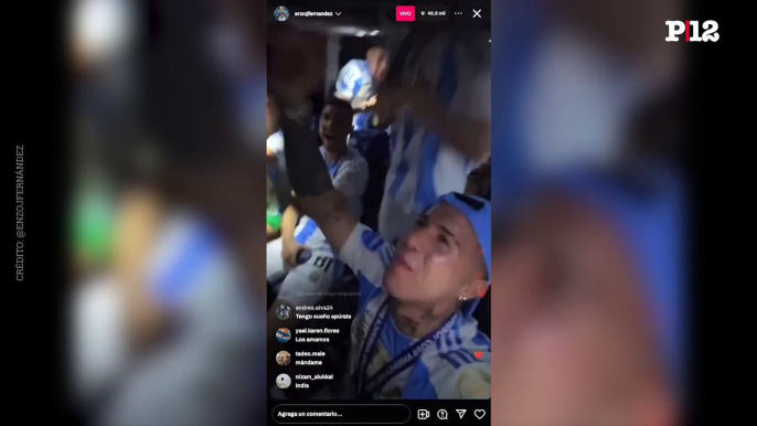 Enzo Fernández tuvo que cortar su vivo en la caravana de los campeones cuando empezaron a cantar "Corran la bola..."