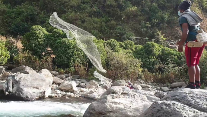 CAST NET FISHING IN NEPAL | HIMALAYAN TROUT FISHING IN SMALL STREAM RIVER OF NEPAL | CAST NETTING |