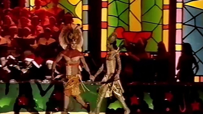 The Lion King - Can You Feel the Love Tonight? (Carols in the Domain 2003)