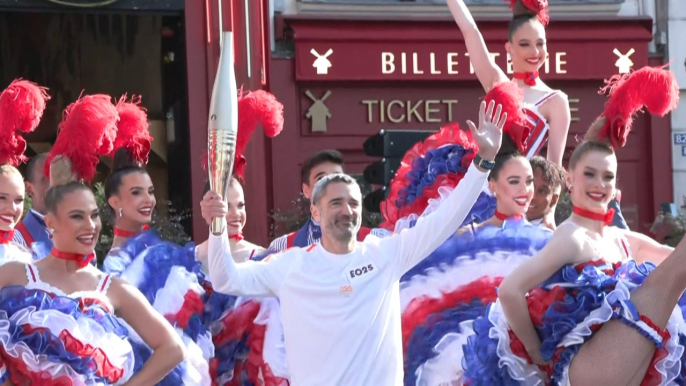 La flamme olympique s'offre un French Cancan avec les danseuses du Moulin Rouge