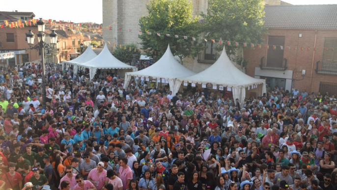 Las componentes de la peña Suaks dan el pregón de las fiestas de Santa Marina de Cigales, este miércoles