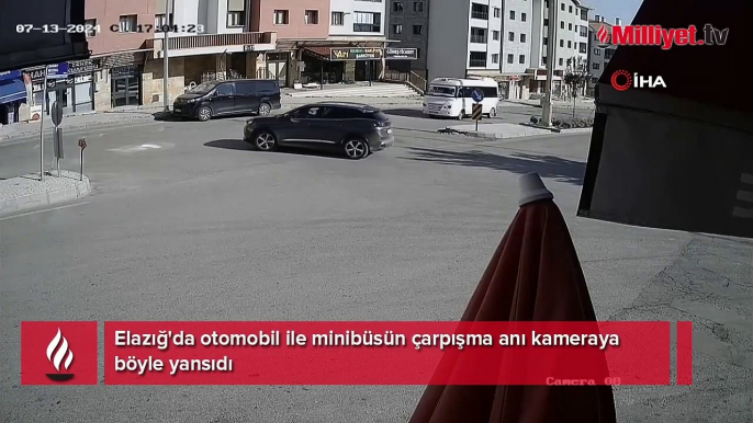 Elazığ'da otomobil ile minibüsün çarpışma anı kameralara yansıdı