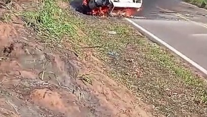 Homem fica ferido após carro bater em barranco e pegar fogo, entre Umuarama e Mariluz