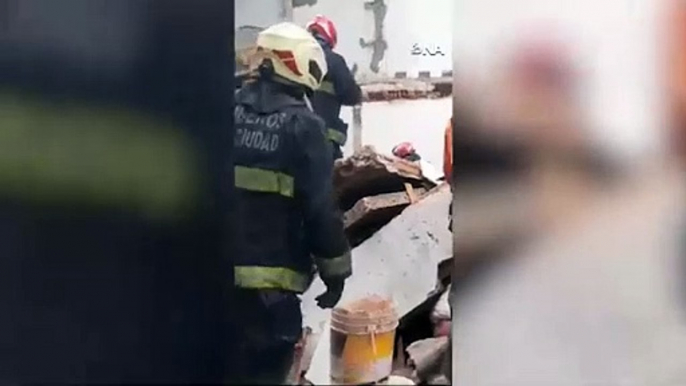 Los Bomberos trabajan en el derrumbe de Belgrano