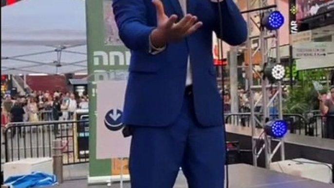 David Serero performs the Hatikvah on Times Square, New York (2024)