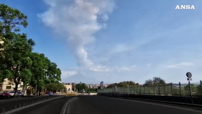 Eruzione Etna, aeroporto di Catania operativo ma con disagi