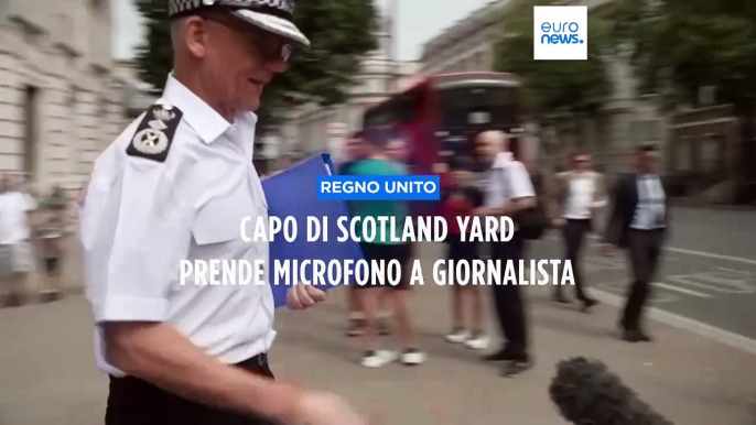 Regno Unito,  il capo della polizia di Londra afferra il microfono di un giornalista e lo fa cadere